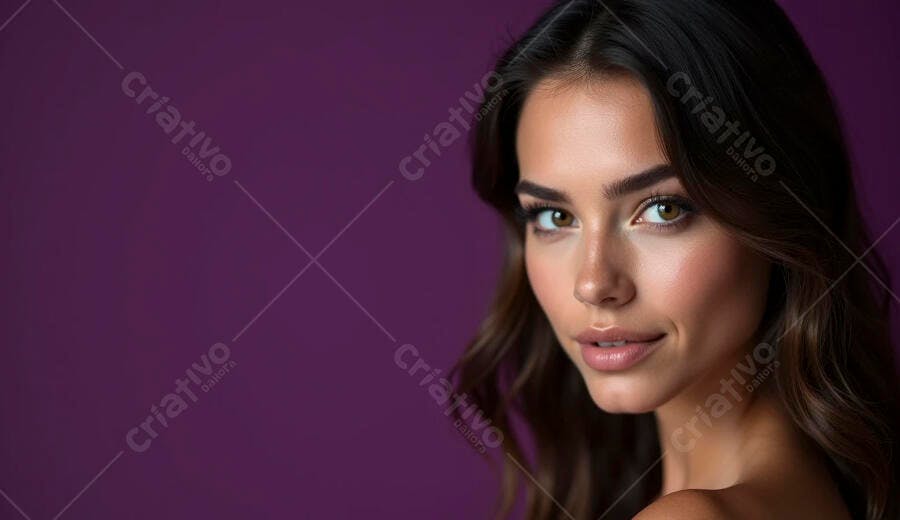 Mulher jovem cabelo castanho olhos claros sorrindo retrato beleza fundo roxo vibrante