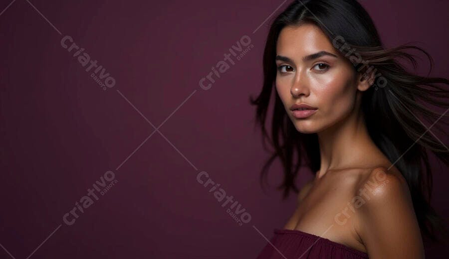 Mulher modelo morena com cabelo escuro e pele brilhante fundo magenta