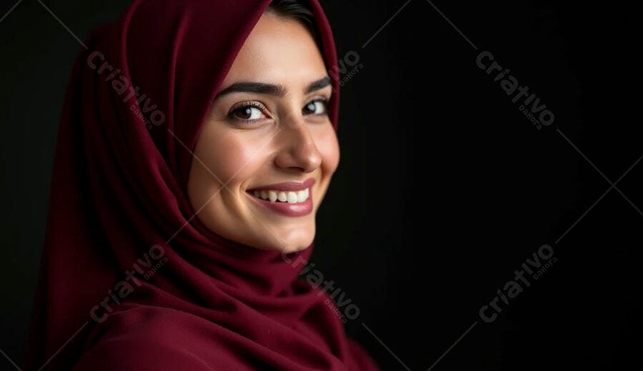 Mulher jovem com hijab vinho sorrindo em retrato de estúdio escuro