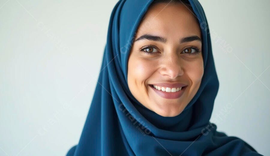 Mulher jovem árabe sorrindo com hijab azul em fundo claro