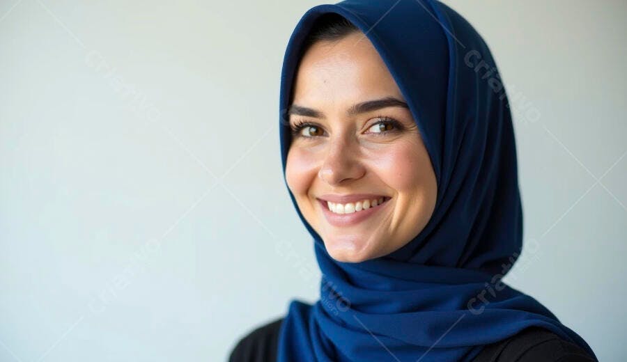 Mulher muçulmana sorrindo feliz com hijab azul marinho em fundo claro