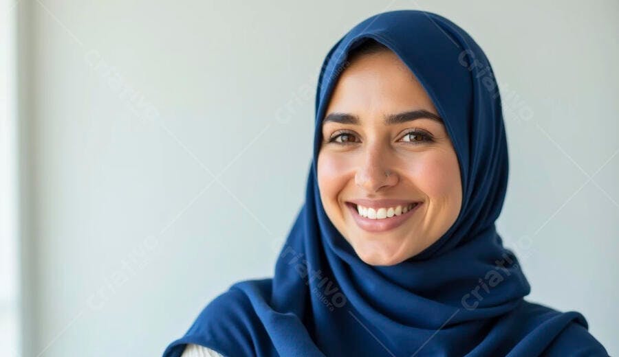 Mulher árabe feliz com hijab azul sorrindo para a câmera