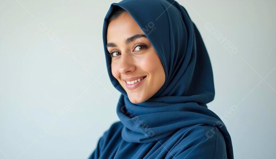 Mulher muçulmana jovem sorrindo com hijab azul em fundo branco