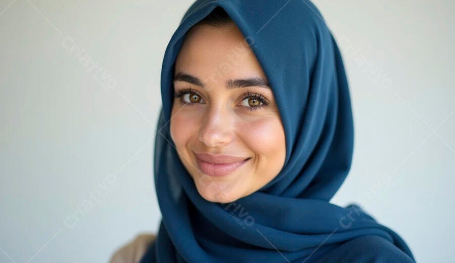 Mulher árabe sorrindo com hijab azul marinho em close-up