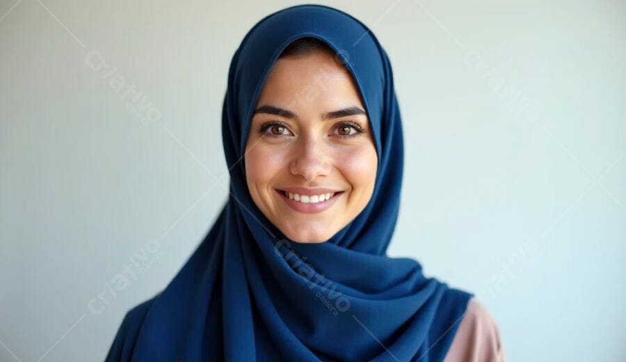 Jovem mulher muçulmana sorrindo com hijab azul marinho em fundo claro