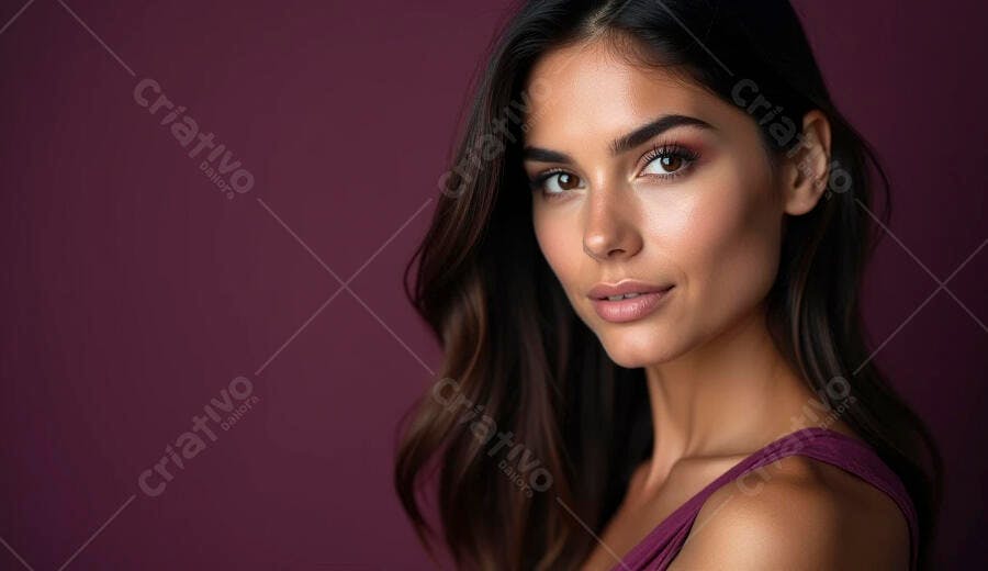 Mulher jovem sorrindo com cabelo escuro em fundo roxo vibrante