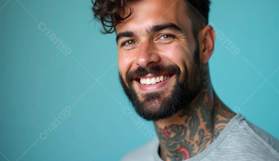 Homem sorridente barba escura e tatuagens no pescoço fundo azul