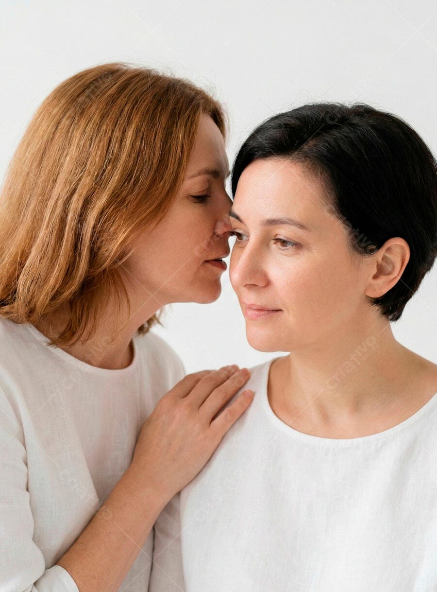 Duas mulheres em momento íntimo de apoio e confidência