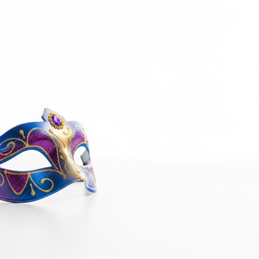 Máscara de carnaval azul e roxa com glitter e joia em fundo branco