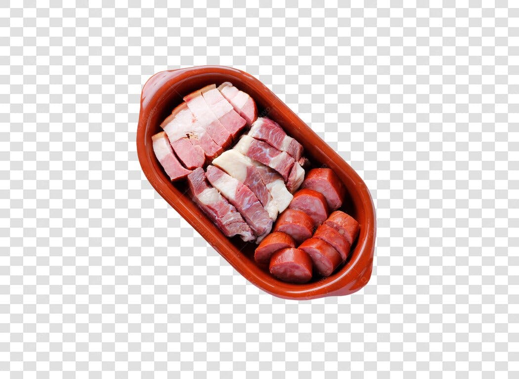 Culinária carnes e linguiça cruas em tigela marrom PNG com fundo transparente