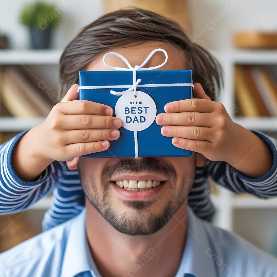 Homem caucasiano sorrindo recebendo presente azul de criança no dia dos pais