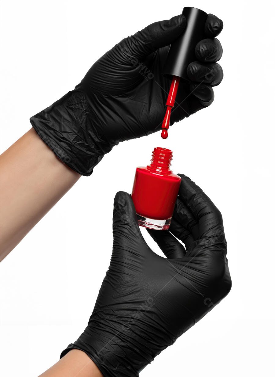 Mãos com luvas pretas segurando esmalte vermelho em estúdio