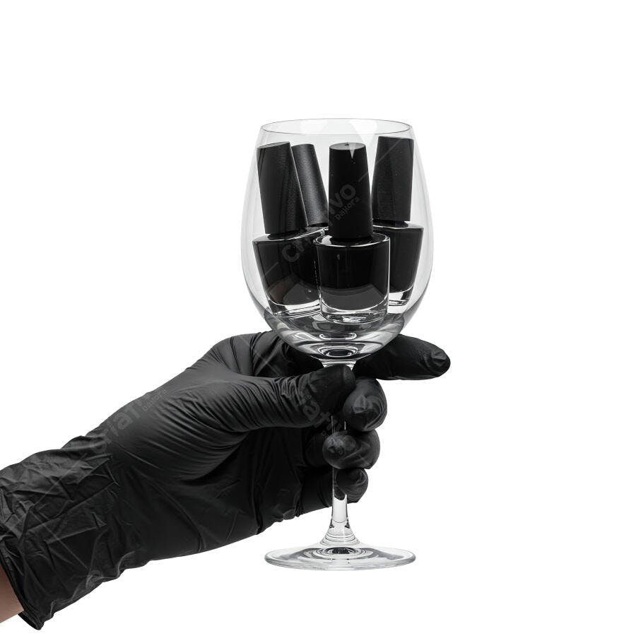 Mão com luva preta segura taça com esmaltes pretos em fundo branco