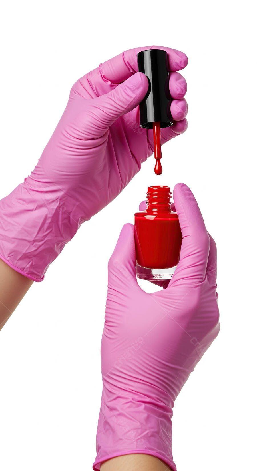 Mãos com luvas rosa segurando esmalte vermelho pingando para manicure