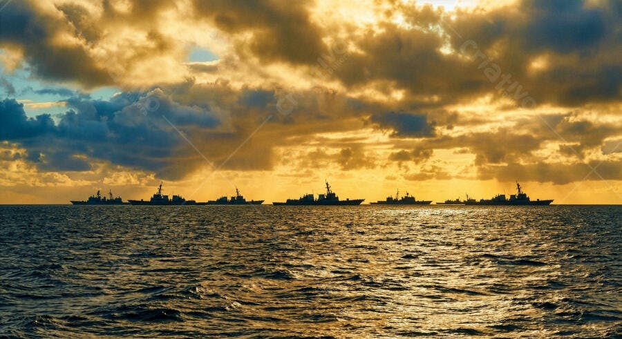 Frota naval de navios de guerra ao pôr do sol dourado no mar aberto