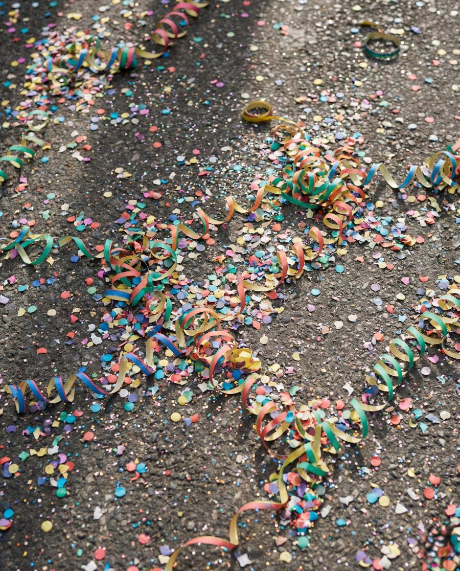 Confete e serpentinas coloridas espalhados no chão após festa