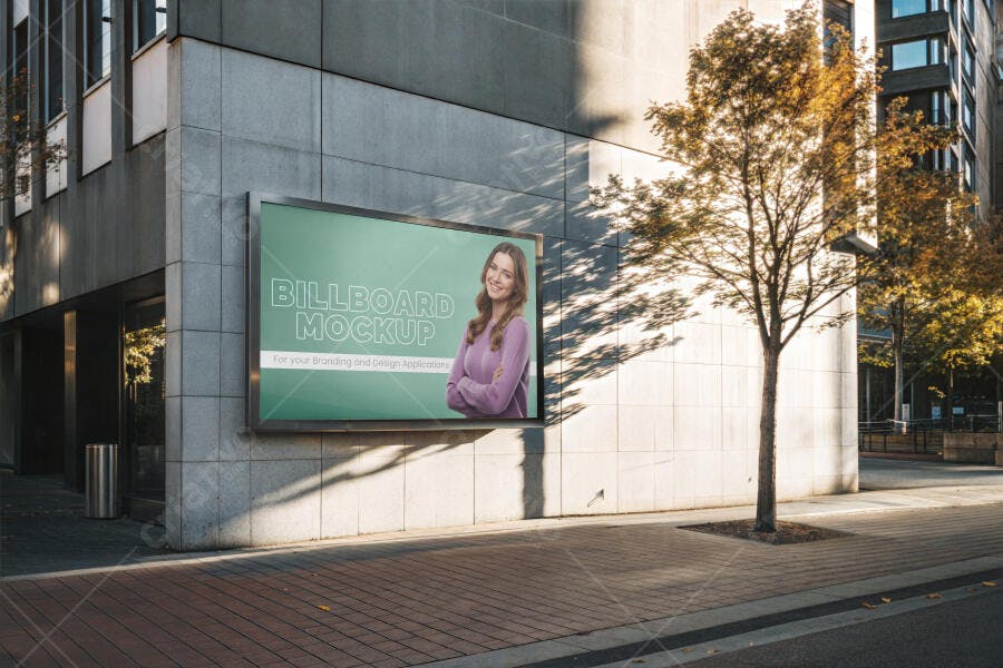 Mockup de Billboard Vertical em Edifício Urbano Moderno com Mulher Sorrindo