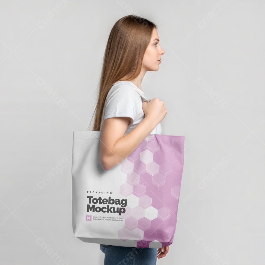 Mockup Realista de Ecobag Branca e Lilás com Mulher em Perfil para Design