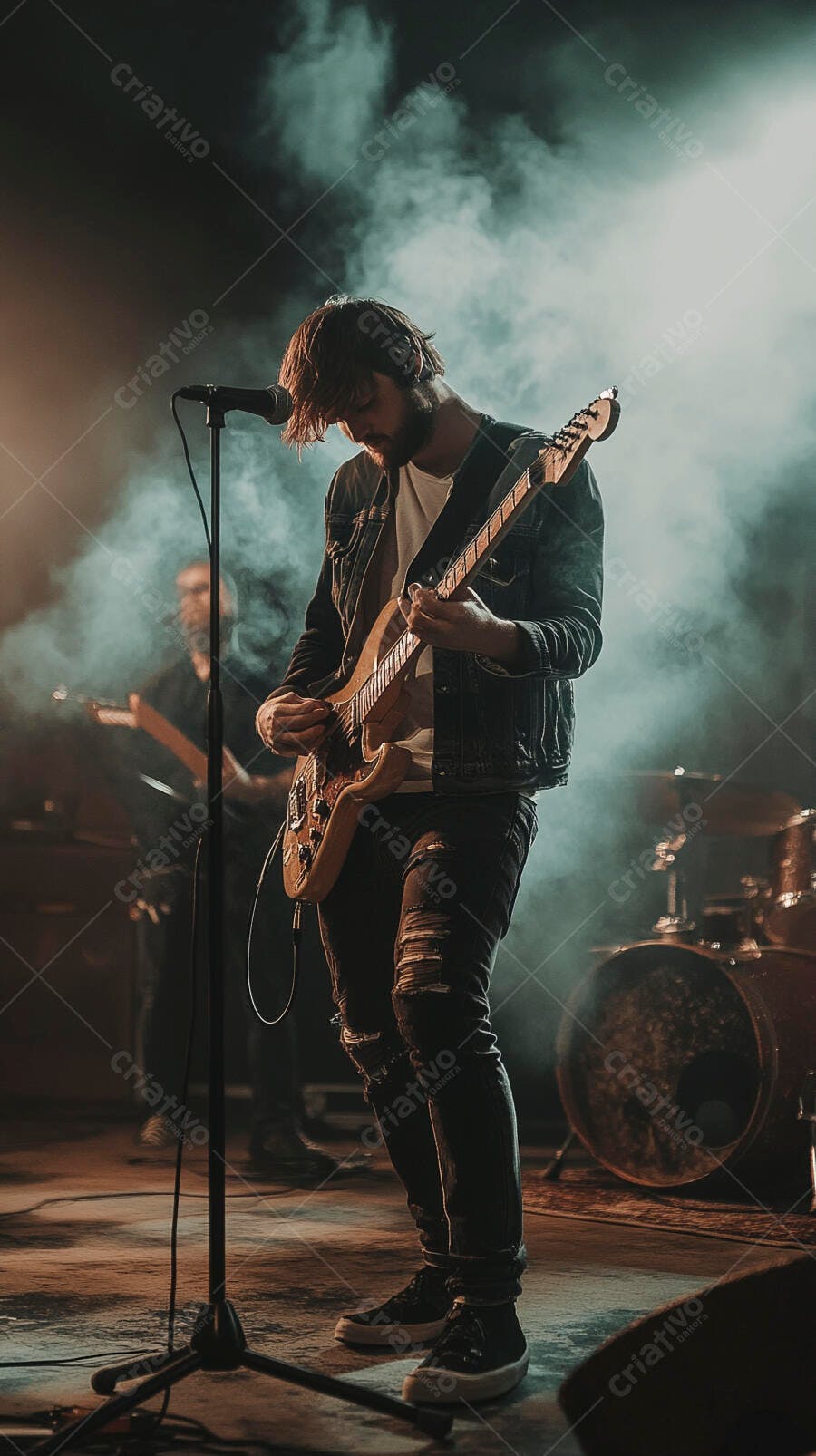 Homem guitarrista jovem com barba tocando guitarra elétrica no palco com fumaça