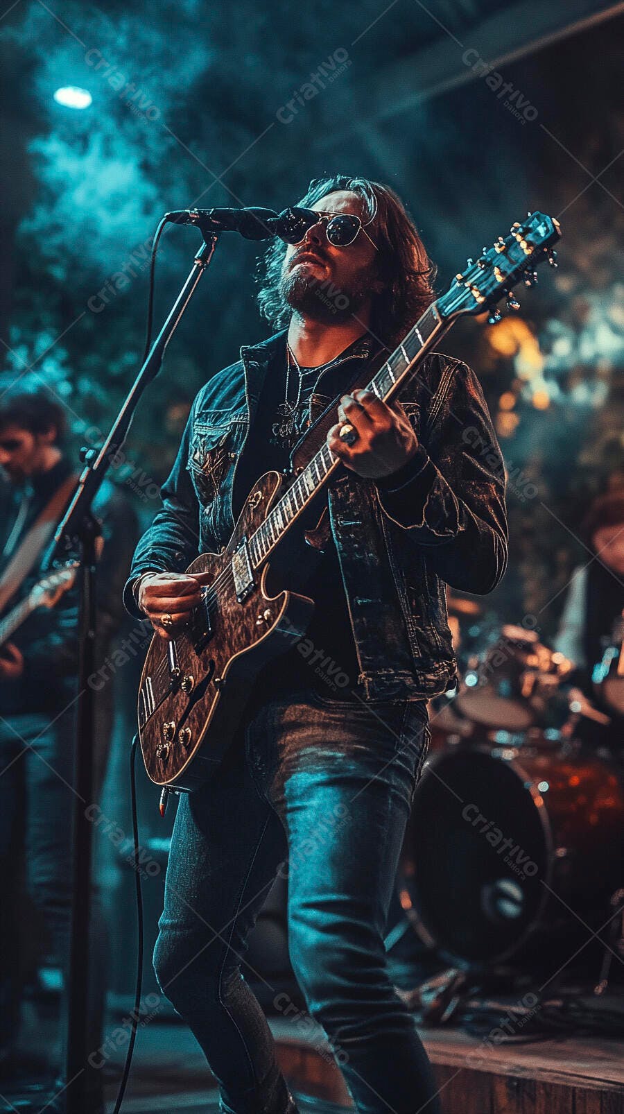 Guitarrista masculino de cabelos longos tocando guitarra elétrica em show de rock com luz azul