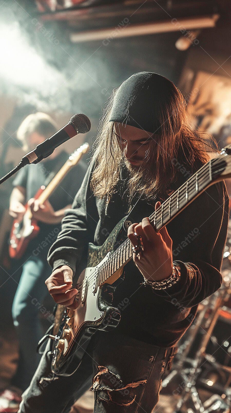 Guitarrista masculino cabelo longo gorro preto tocando guitarra elétrica em show rock ao vivo