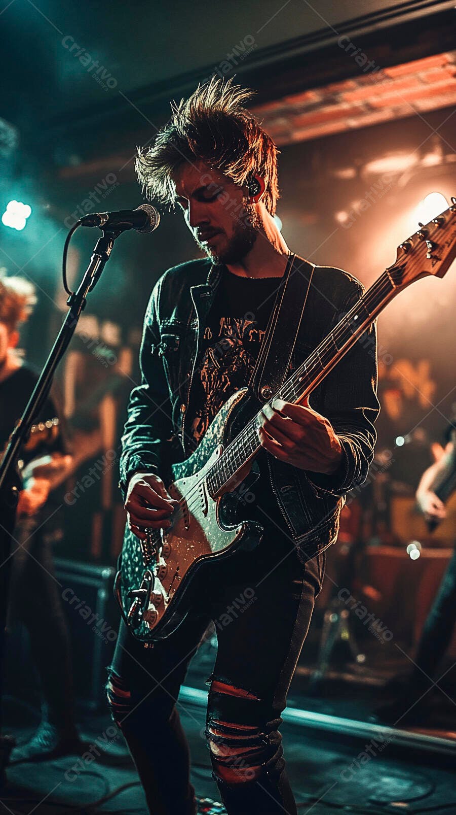Músico jovem barbudo tocando guitarra elétrica no palco iluminado