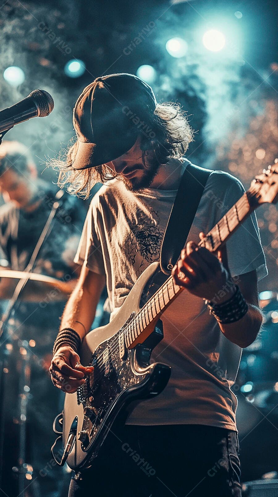 Músico barbudo toca guitarra elétrica em show noturno com luzes azuis