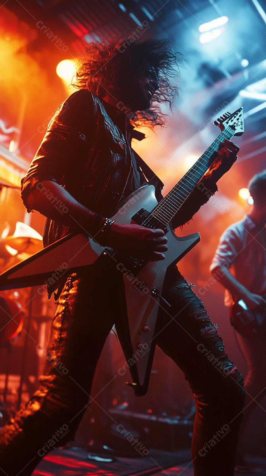 Guitarrista homem de cabelo longo tocando guitarra elétrica em show de rock ao vivo
