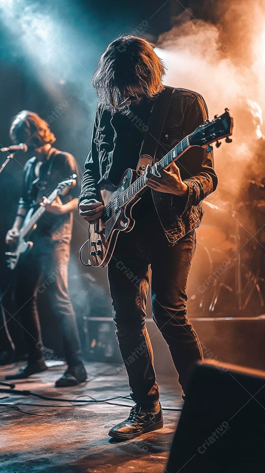 Guitarrista de cabelo longo tocando guitarra elétrica em show com luzes vibrantes