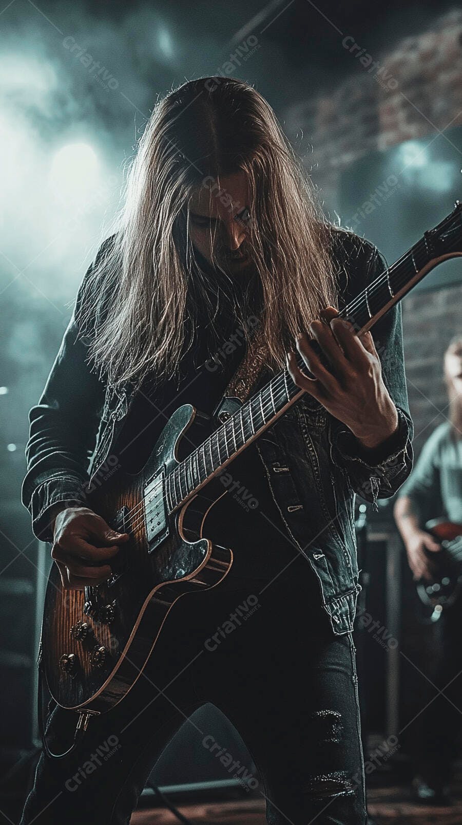 Guitarrista de cabelos longos tocando guitarra elétrica em show noturno