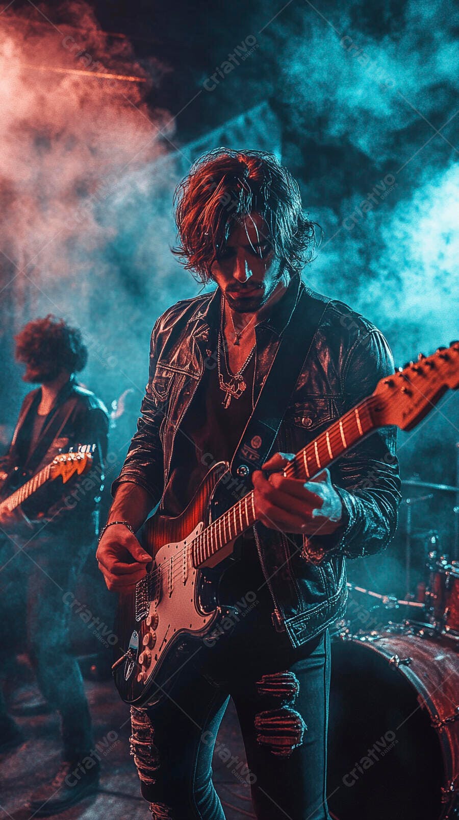 Guitarrista masculino tocando guitarra elétrica em show de rock com luzes vermelhas e azuis