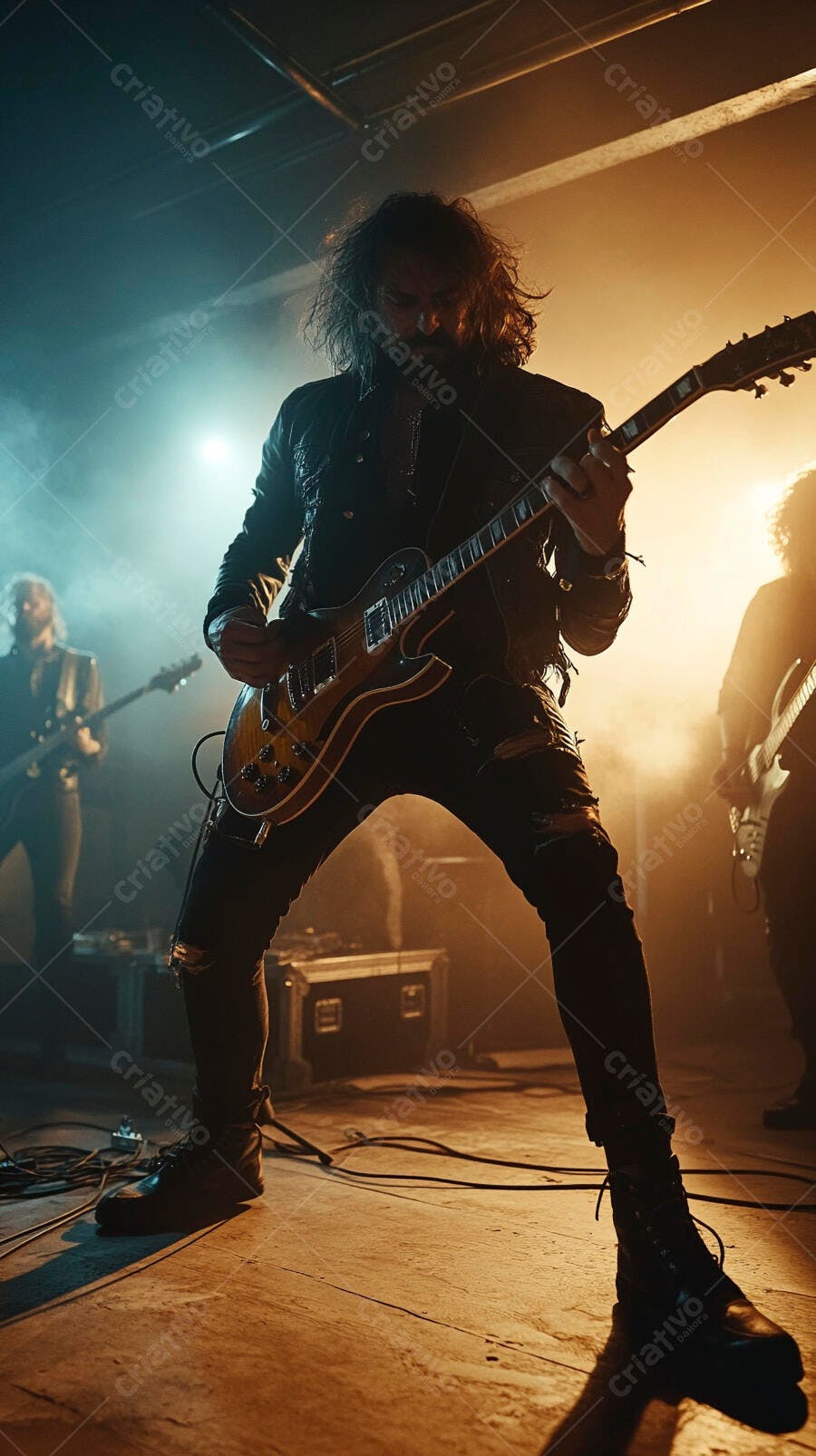 Homem músico de cabelos longos tocando guitarra elétrica em palco com luzes coloridas