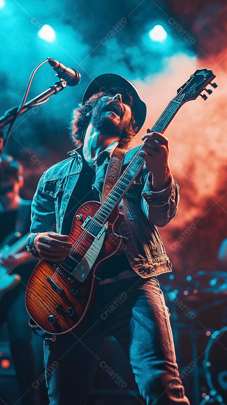 Guitarrista barbudo expressivo tocando guitarra elétrica em show de rock com luzes neon