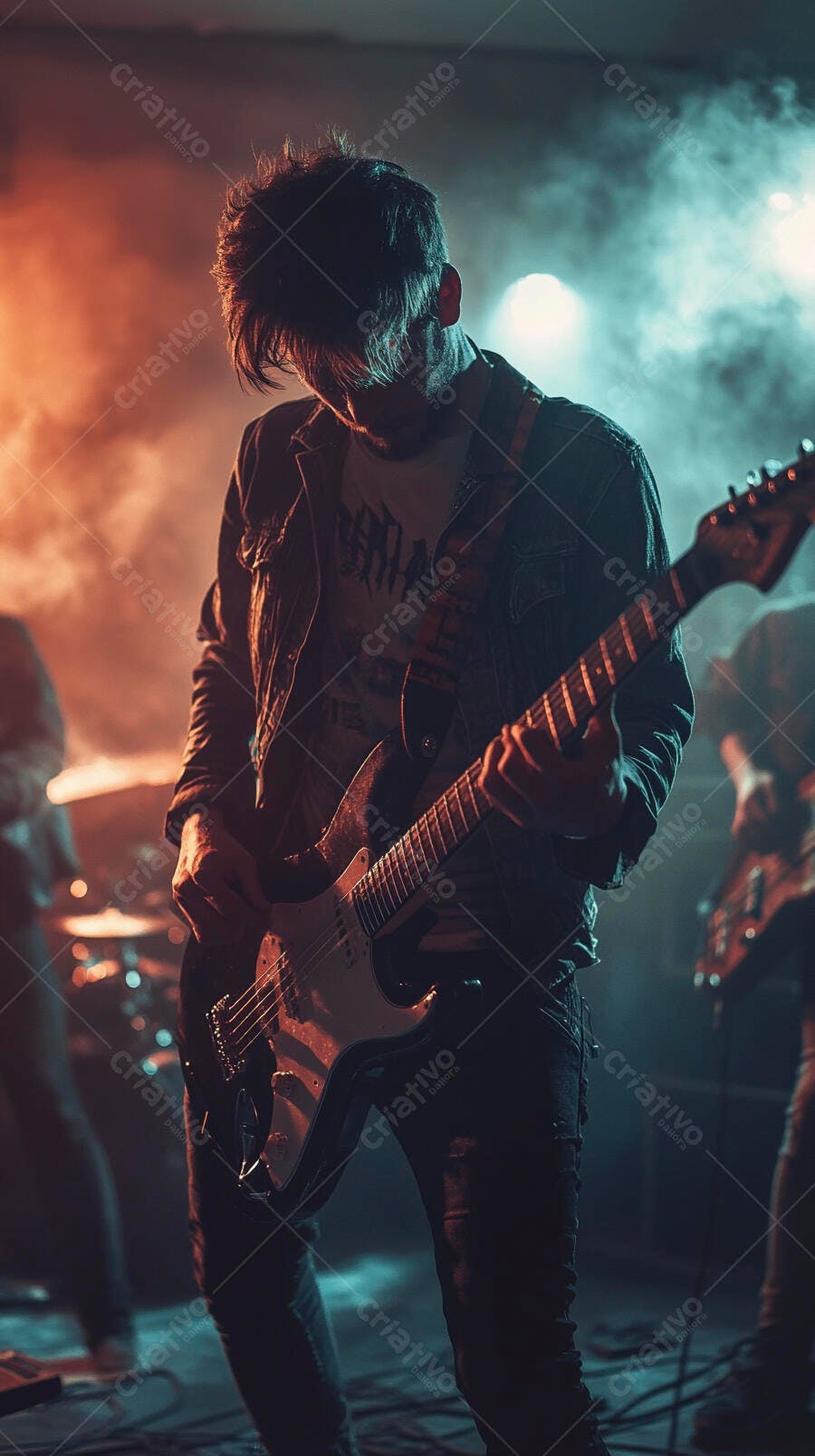 Guitarrista masculino tocando guitarra elétrica em show ao vivo com luzes laranja e azuis