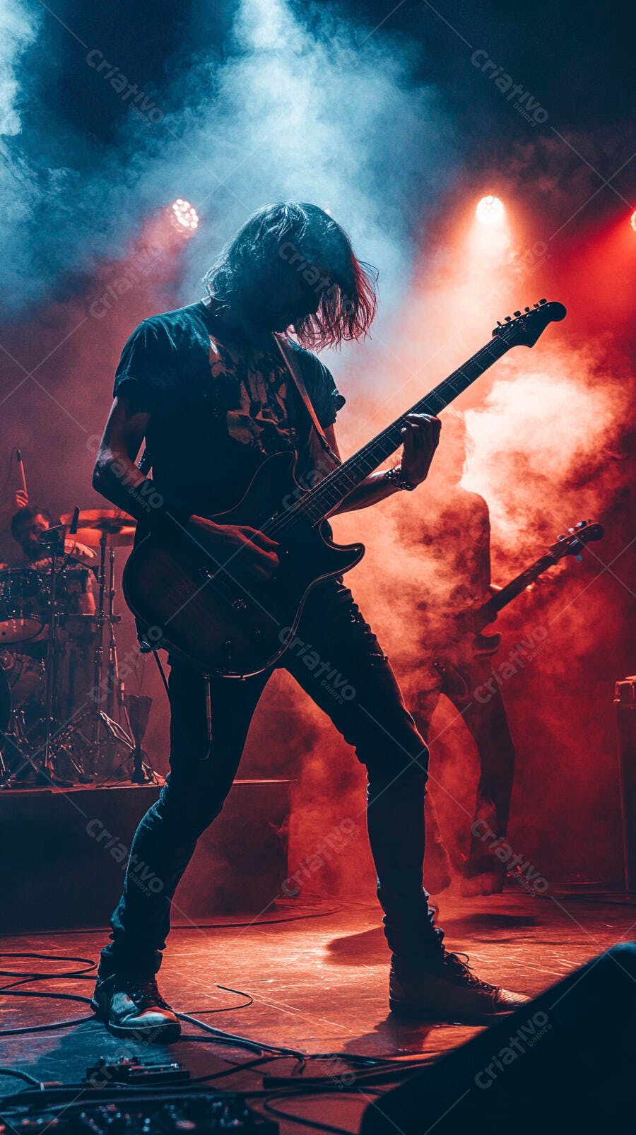 Guitarrista com cabelo comprido tocando show de rock com luzes vermelhas e fumaça