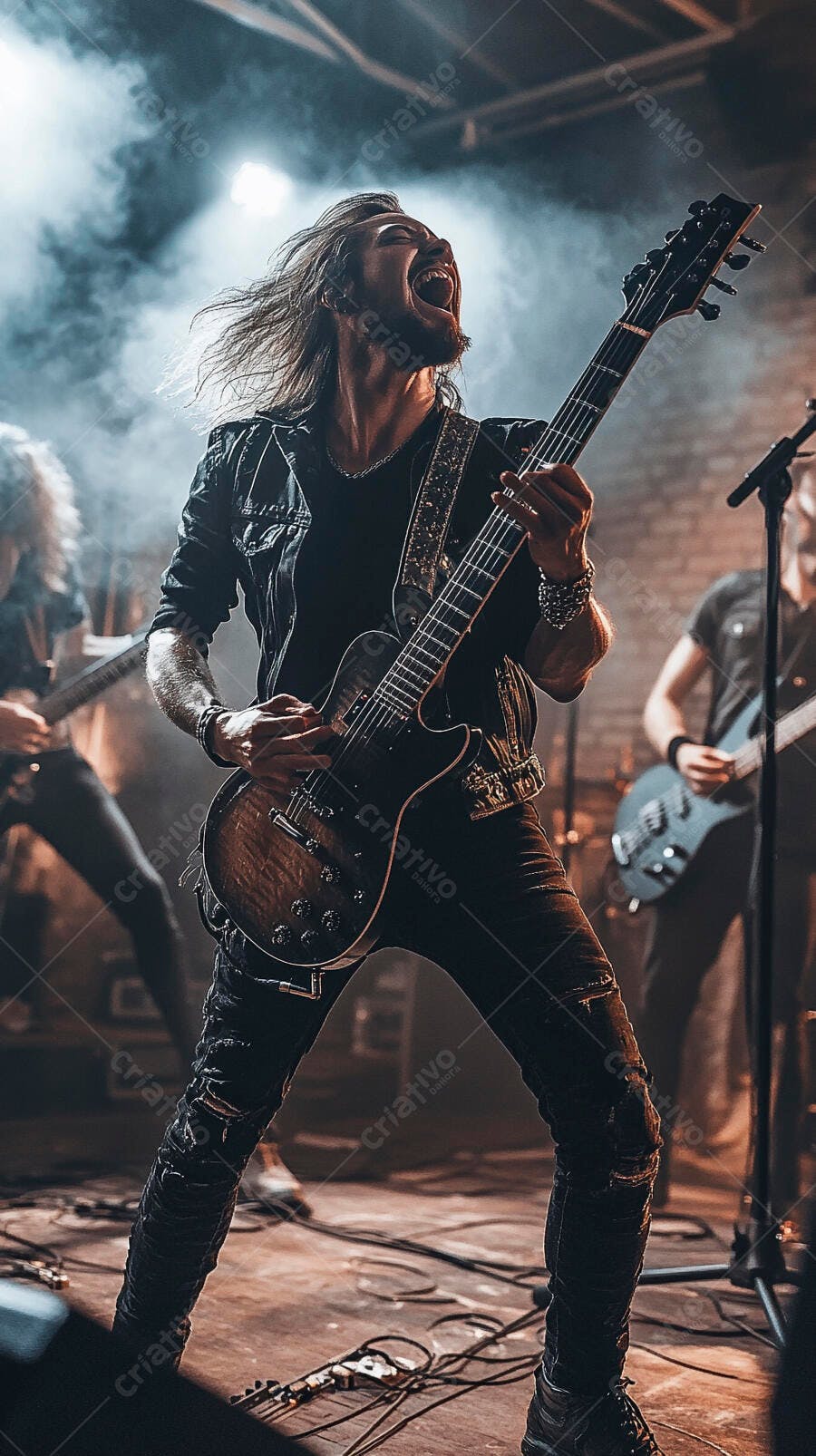 Guitarrista de rock caucasiano com jaqueta preta cantando no palco com fumaça azulada