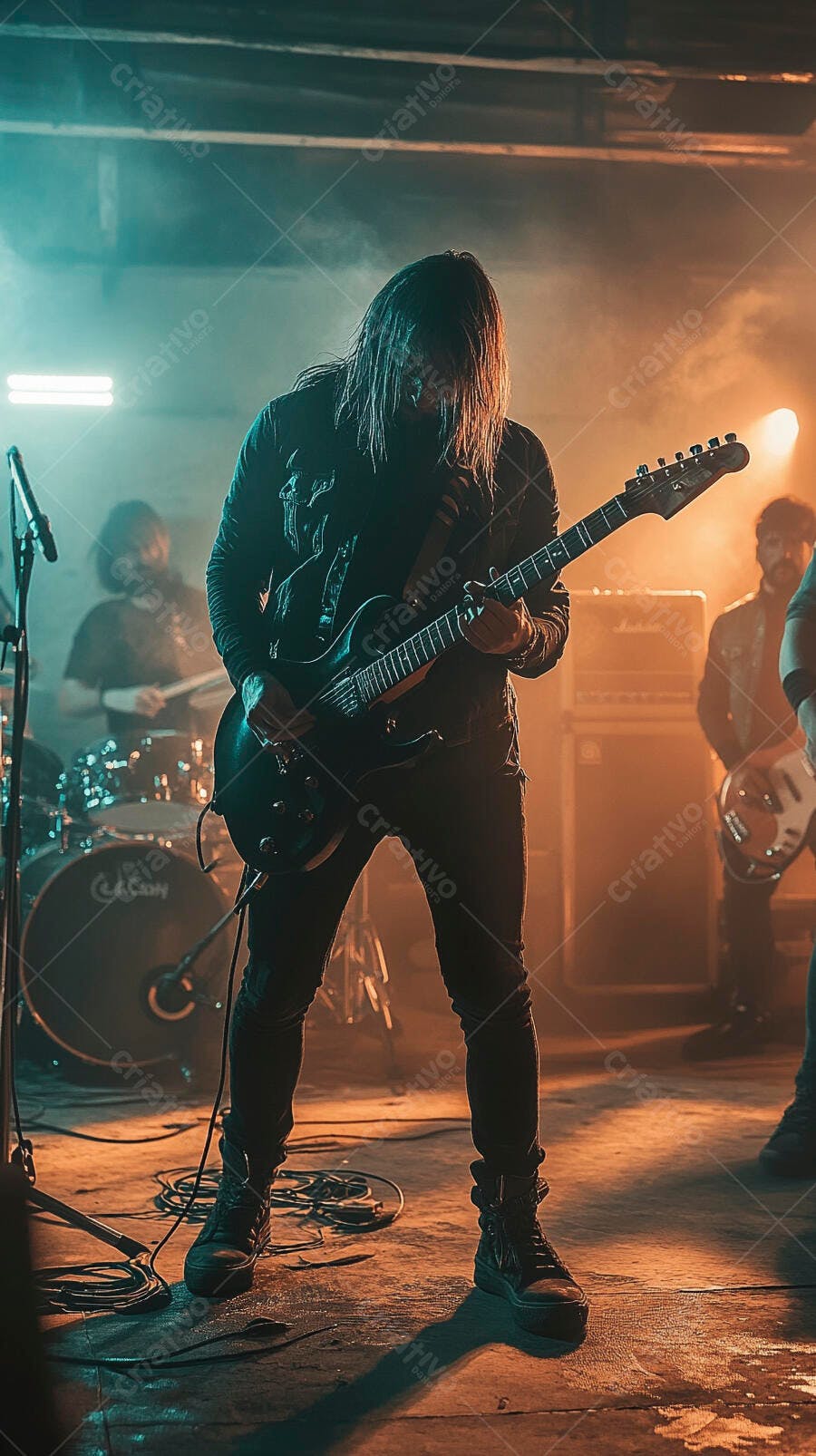 Guitarrista homem de cabelos longos tocando guitarra elétrica em show de rock ao vivo com luzes azuis e laranjas