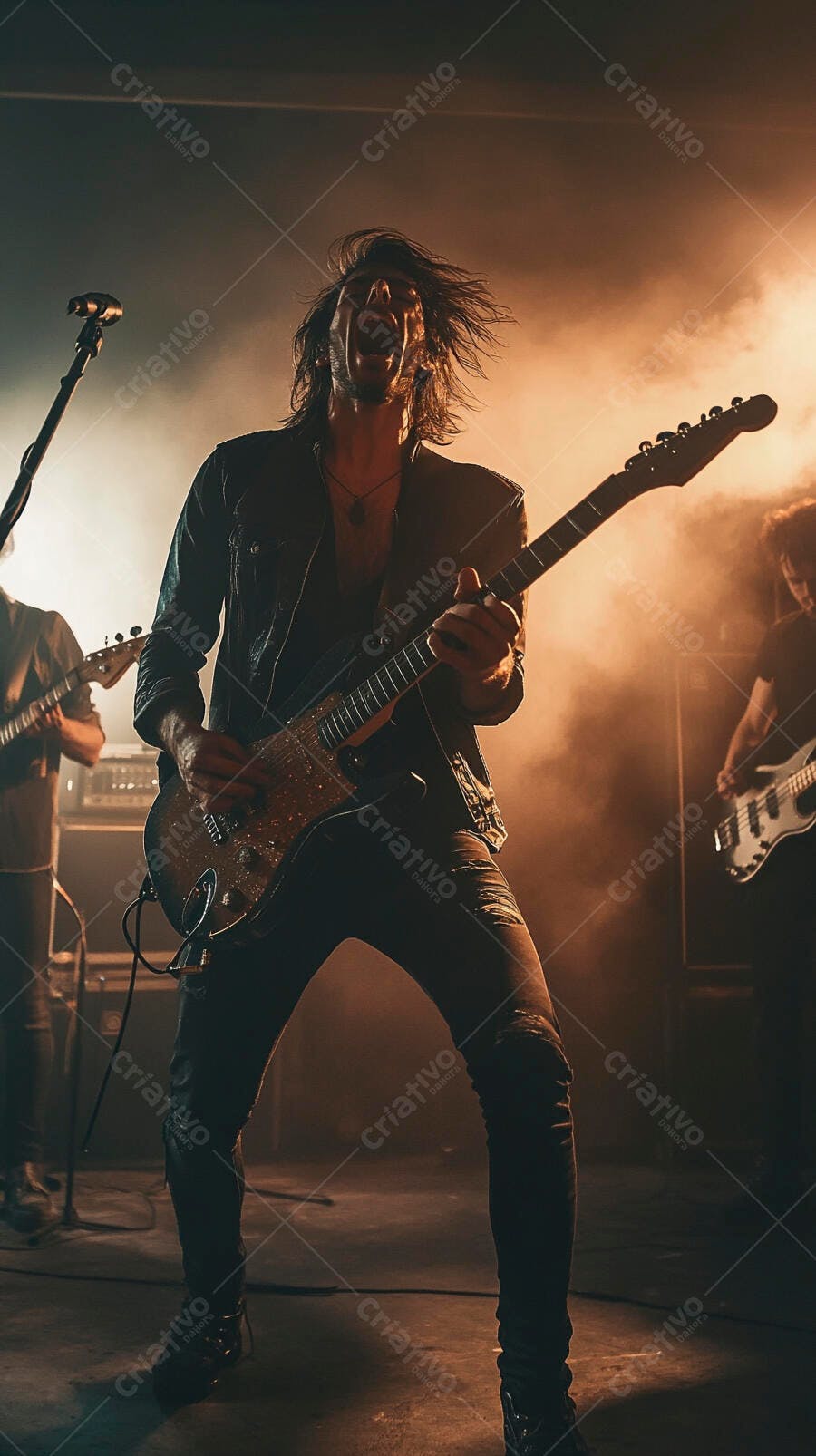 Guitarrista de cabelo comprido tocando guitarra eletrica em show de rock com luz laranja