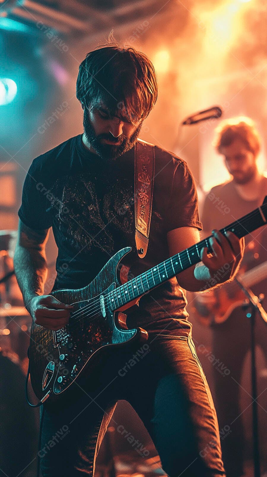 Homem guitarrista barbudo tocando em show com luzes vibrantes