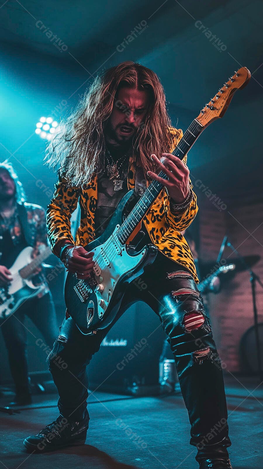 Guitarrista de rock cabelo comprido com jaqueta leopard print tocando guitarra em palco azul