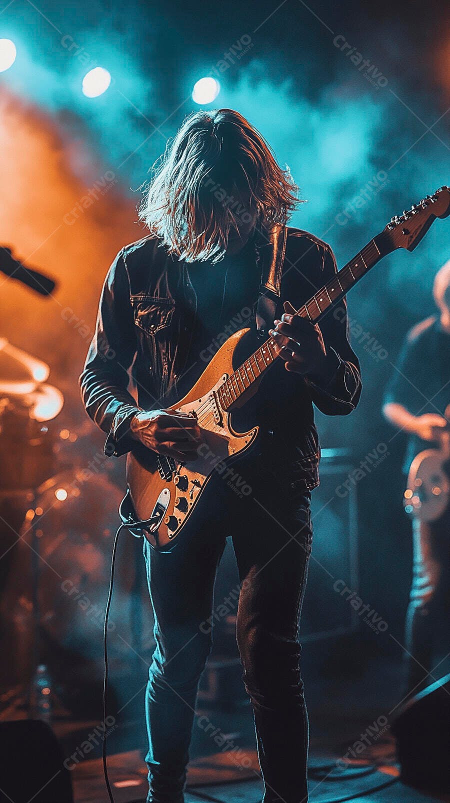 Guitarrista de rock com cabelo longo tocando em show ao vivo com luzes azuis e laranjas