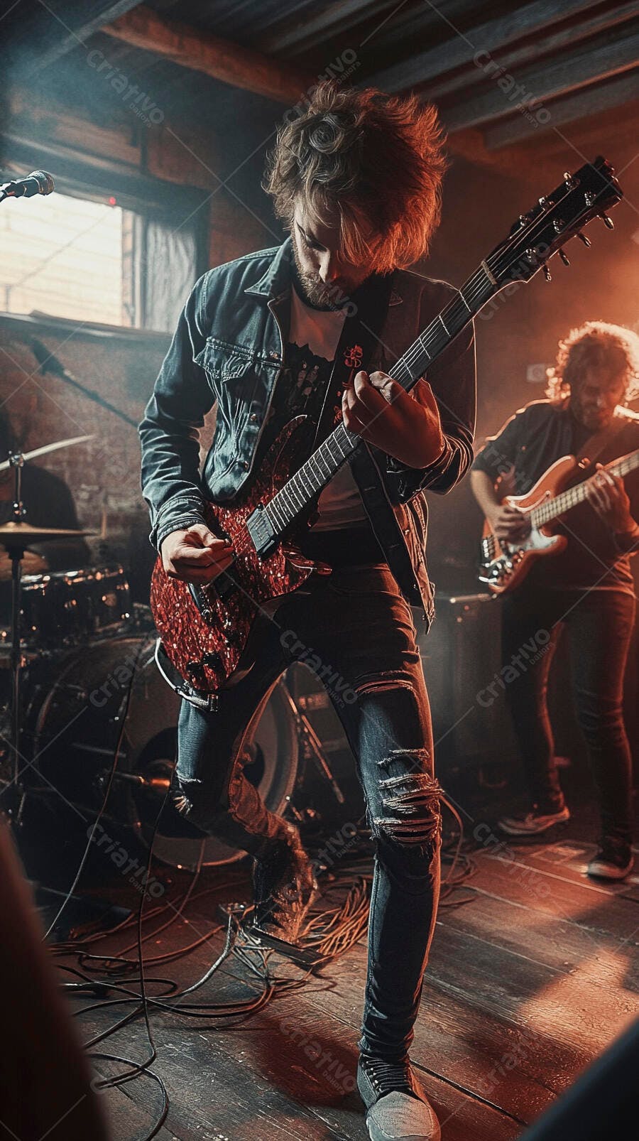 Guitarrista branco barbudo tocando guitarra elétrica vermelha em palco escuro de rock