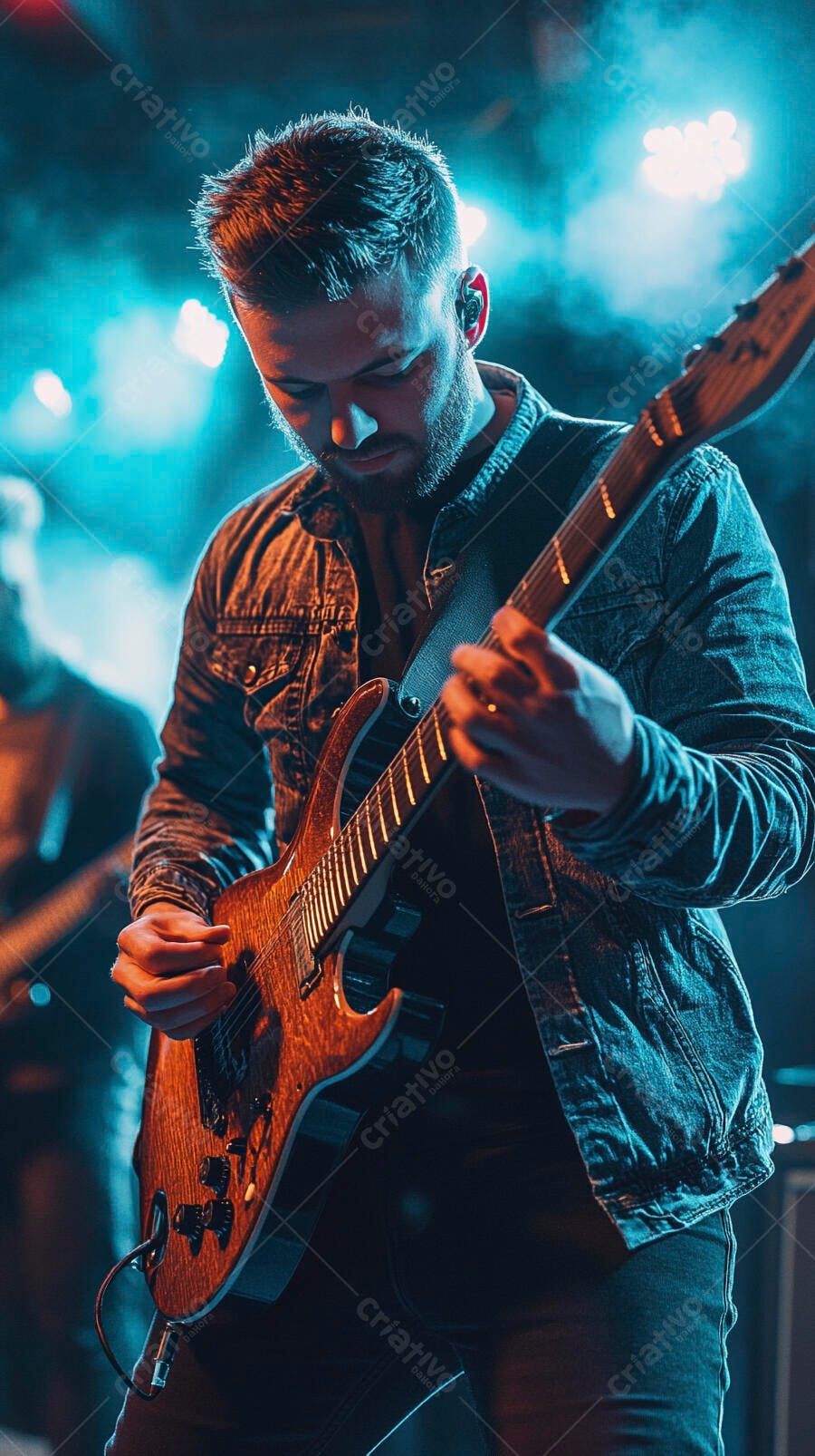Homem branco guitarrista tocando guitarra elétrica no palco com luzes azuis