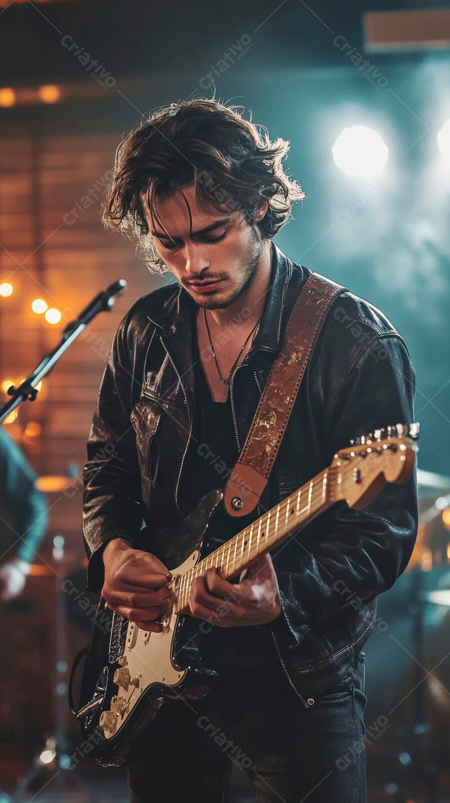 Músico homem jovem caucasiano tocando guitarra elétrica preta em palco com luzes