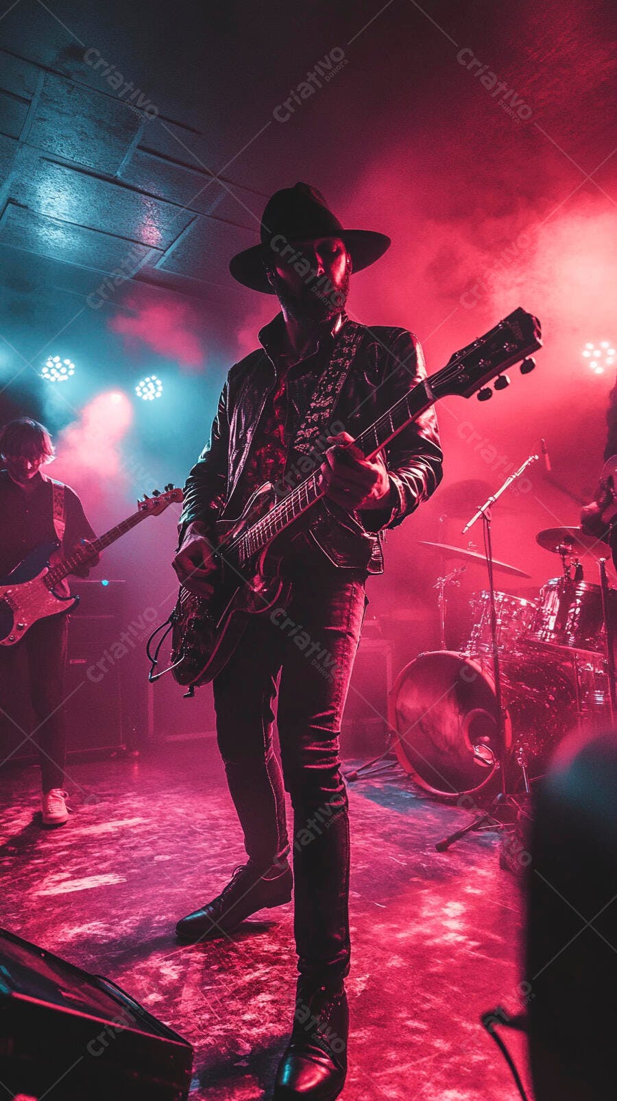 Guitarrista masculino com chapéu tocando ao vivo em show com luzes vermelhas e azuis