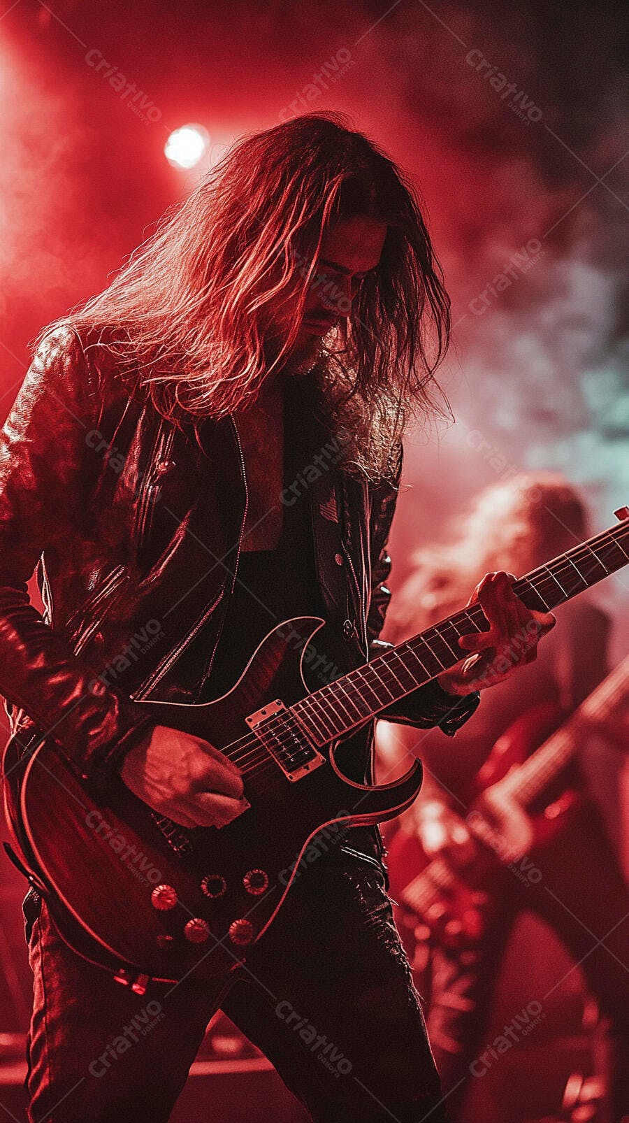 Guitarrista de rock com cabelo comprido em show vibrante com luz vermelha