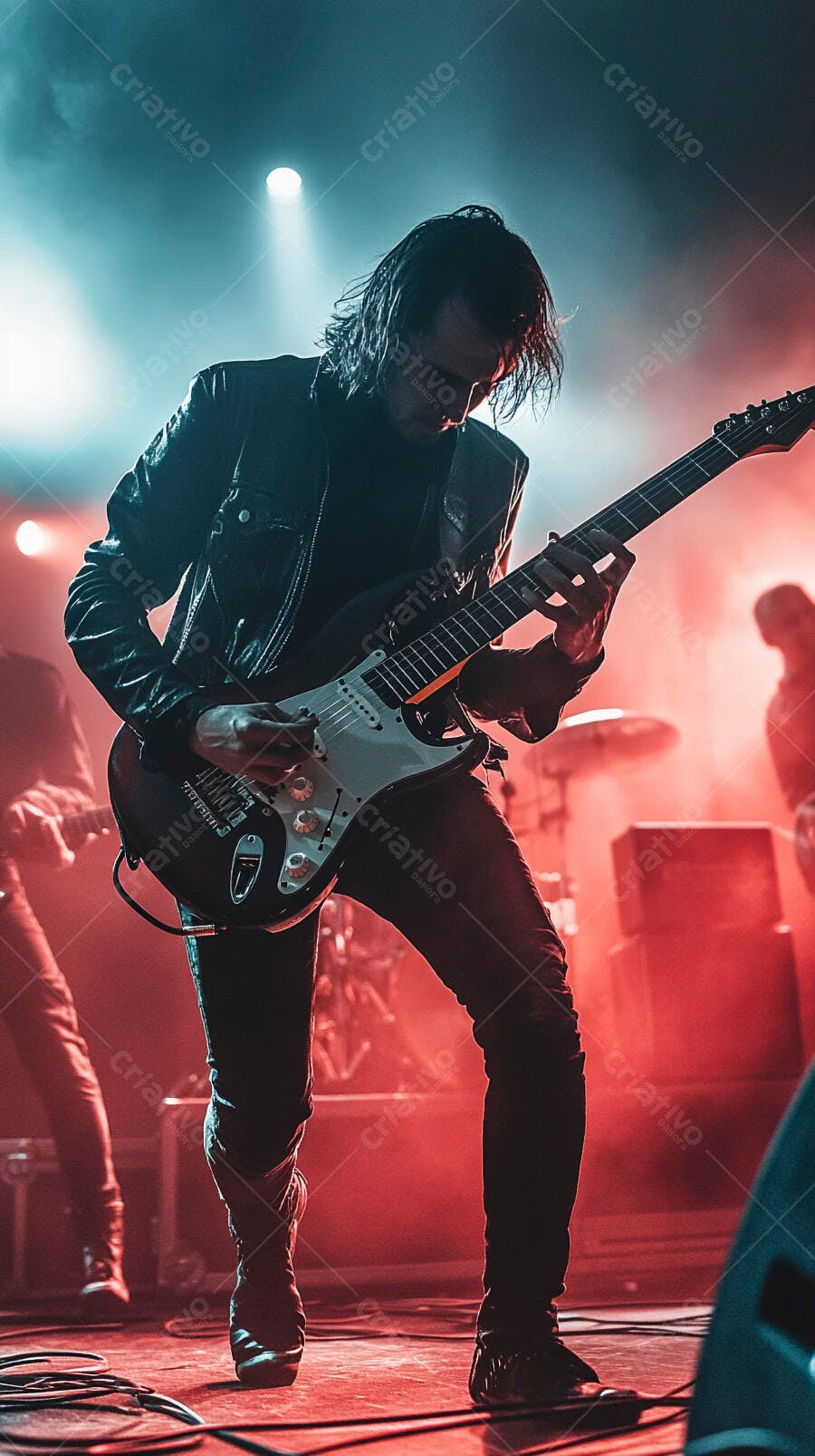 Guitarrista de cabelo longo tocando guitarra elétrica em show de rock com luzes vermelhas e azuis