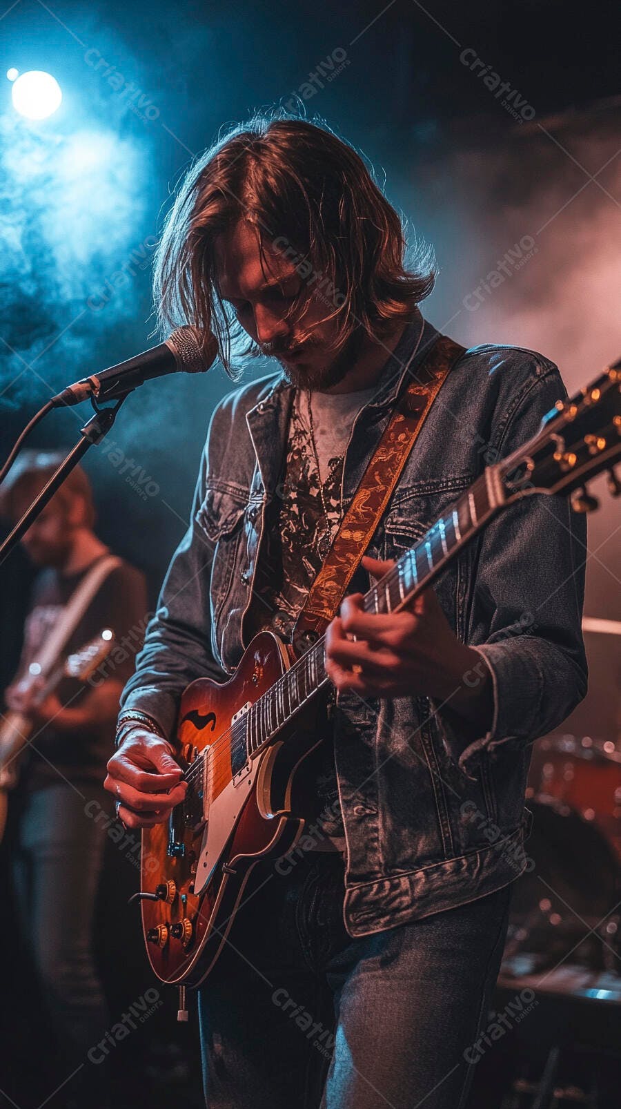 Homem branco jovem guitarrista tocando guitarra elétrica em palco com luzes azuis