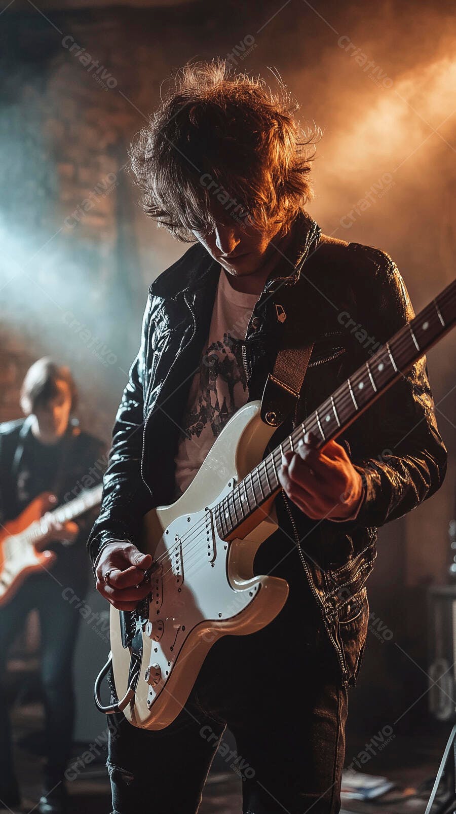 Jovem guitarrista de jaqueta preta tocando guitarra elétrica creme em show