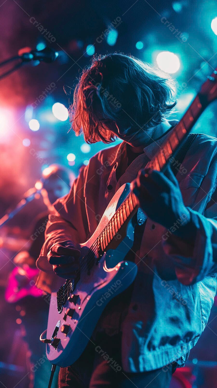 Guitarrista tocando guitarra elétrica em show ao vivo com luzes neon